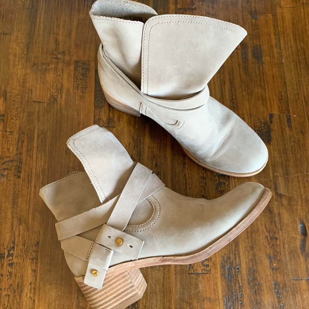 UGG Women’s Elora Ankle Boot